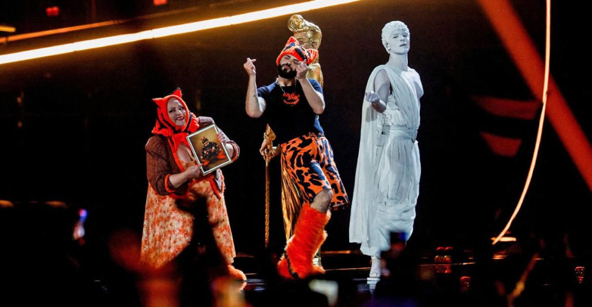 Ο Akylas στην σκηνή της Eurovision στην Βιέννη.