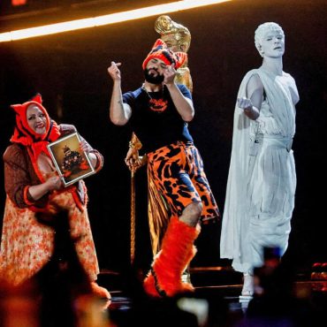 Ο Akylas στην σκηνή της Eurovision στην Βιέννη.
