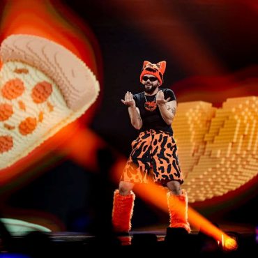 Ο Akylas στην σκηνή της Eurovision 2026, στον Α' Ημιτελικό.