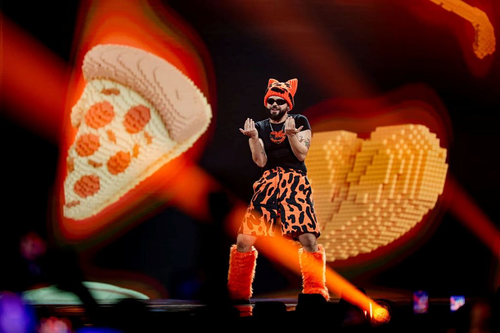 Ο Akylas στην σκηνή της Eurovision 2026, στον Α' Ημιτελικό.